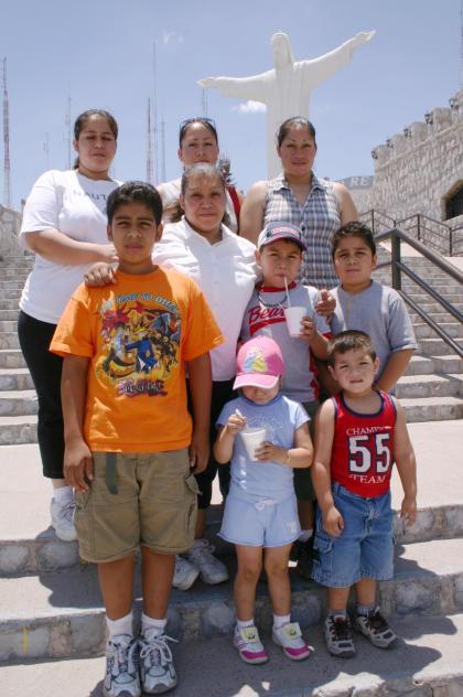 Blanca Rosales, Socorro, Jaime, Lorena Rosales, Brenda, Luis Javier Hernández, Miguel Vergara, Elmer Pérez, Sidney Pérez y Alberto Hernández.