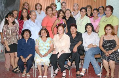 Rosa Érika Llanas acompañada por las asistentes a su fiesta de despedida, que le ofrecieron por su próxima boda con Gabriel tapia guevara.