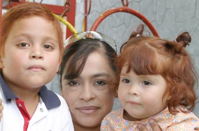 Luis Armando y Ana Isabel León Rubio, en compañía de su mamá Marisa Rubio de León