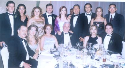 Raúl y María Matilde Arroyo, Salvador y Cristina de la Garza, David y Alejandra de Estrada, Raúl y Jazmín Arroyo Villarreal, Mario y Coco, Mario y Mariela Gómez, Roberto y Margarita de Villarreal, asistieron al banquete nupcial.