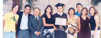 Roberto Flores Zamudio el día de su graduación acompañado por sus papás, guillermo Flores González y María de la Paz Zamudio y sus hermanos Armando, Verónica y Claudia y Diego Ibarguengoitia.