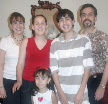 Aureliano y Martha Martínez Martell con sus hijos, Aureliano, Martha y Ana Cristina, asistieron a un convivio social.