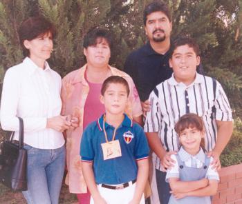 Luis Fernando Reyes González el día de su graduación en compañía de sus papásy sus hermanos.