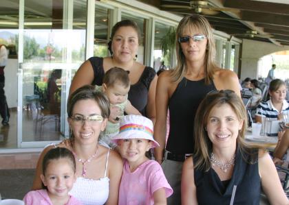 Susana Burillo, Martha Leal, Lizeth Safa y Eva López con los pequeños Luisa y Daniel Aguilera y Daniel y Fernanda Murra.