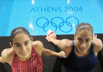 Con gran dominio en su disciplina, la dupla mexicana de Paola Espinosa (Der.)y Jashia Luna (Izq.) se disponen a participar en los Juegos Olímpicos de Atenas 2004 en plataforma de 10 metros sincronizada.