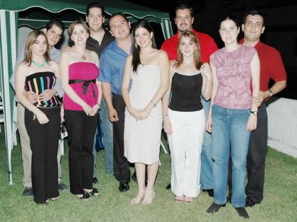 Marina Sánchez García y Carlos A. Manjarrez Milán recibieron múltiples felicitaciones por su próxima boda, en la despedida de solteros que les ofreció un grupo de amigos.