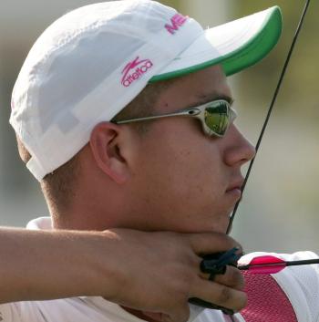 El arquero mexicano Jorge Pablo Chapoy apunta durante la ronda preliminar para la prueba de tiro con arco masculino de los juegos olimpicos de Atenas.

Chapoy Bosque, ingeniero de profesión, originario de Monclova, Coahuila, junto con los arqueros mexicanos Juan René Serrano y Eduardo Magaña, se ubicaron entre los ocho mejores equipos de la prueba de tiro con arco.