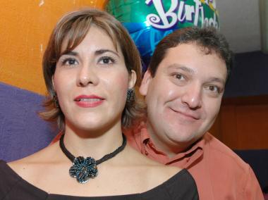 José Manuel Sada Reyes acompañado de su esposa Marcela López de Sada, en el  convivio que le ofreció por su cumpleaños.