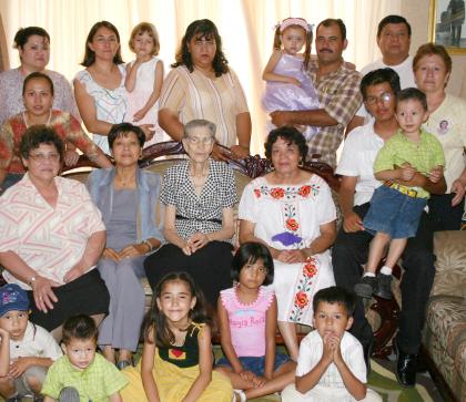 Señora Lidia Delgado Vda. de MArtínez celebró sus 92 años de vida, con un grato festejo en el cual estuvieron presentes familiares y amistades para felicitarla.