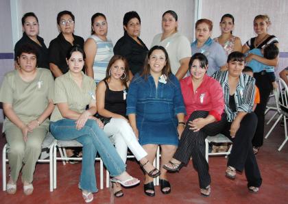 Evelyn Edith Vázquez de Contreras, acompañada de algunas asistentes a su fiesta de regalos.