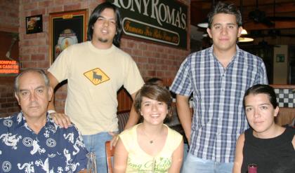 Jorge, Jimena y Mariene Hernández, Adriana Pérez y Emilio Hernández.