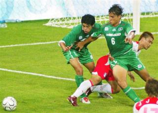 14  de agosto de 2004

Corea del Sur, con más entrega y un gol de Jung Woo Kim, venció el sábado 1-0 a México y lo dejó al bordel abismo en el futbol olímpico.
Por segundo partido, los mexicanos fueron incapaces de acabar su sequía de goles.

Foto: AP