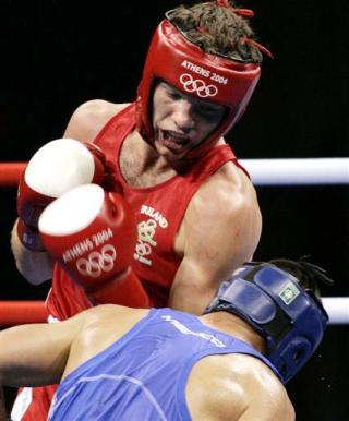 14 de agosto de  2004
El boxeador mexicano Alfredo Angulo perdió  contra el irlandés Andy Lee por 38 puntos a 23 y quedó eliminado en la división de los 75 kilogramos de los Juegos Olímpicos Atenas 2004.

Foto: AP