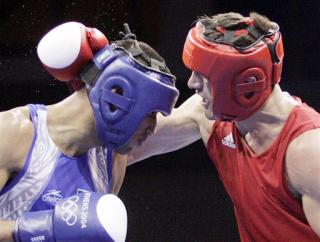 14 de agosto de 2004
El bielorruso Magomed Aripgadziev eliminó al mexicano Ramiro Reducindo por 29 puntos a 10, en combate en la división de 81 kilogramos del torneo olímpico de boxeo de los Juegos Olímpicos Atenas 2004.

Foto: AP