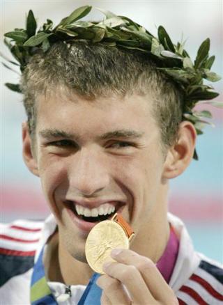 El nadador estadounidense Michael Phelps rompió la marca mundial en los 400 metros combinado individual al cronometrar 4:08.26 minutos en la piscina del Centro Acuático Olímpico, lo que, además, le valió el oro en la competencia. (Foto: AP)