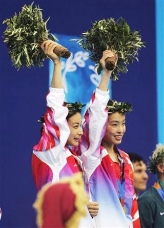 Las chinas Minxia Wu y Jingjing Guo triunfaron en el trampolín con 336.90 puntos para llevarse el oro en clavados sincronizados.  (Foto: AP)