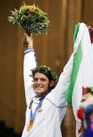 El italiano Aldo Montano ganó la medalla olímpica de oro en la prueba de sable de la esgrima de Atenas 2004.