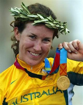 Con una embestida de último minuto, la australiana Sara Carrigan superó a la alemana Judith Arndtprueba de ruta del torneo de ciclismo en Atenas 2004.