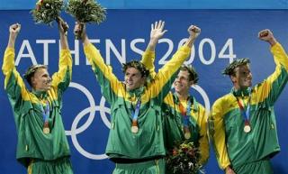 Sudáfrica ganó sospresivamente la medalla de oro del relevo de 4x100 estilo libre con un récord mundial y dejó al estadounidense Michael Phelps sin posibilidades de cosechar ocho preseas doradas en la natación olímpica.

Los sudafricanos Roland Mark Schoeman, Lyndon Ferns, Darian Townsend y Ryk Neethling tomaron la punta en el primer tramo y ganaron.