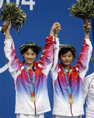 La pareja china, conformada por Lao Lishi y Li Ting, conquistó la medalla de oro al finalizar la prueba con 352.14 puntos, seguidas por las rusas que en el último salto superaron a la pareja canadiense y terminaron la competencia con un total de 340.92 para quedarse con la plata.