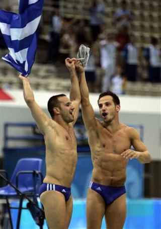 Los griegos Nikolaos Siranidis y Thomas Bimis consiguieron la primera medalla de oro para el país anfitrión de los Juegos de Atenas 2004, al imponerse en la final masculina de saltos sincronizados desde el trampolín de 3 metros con una puntuación de 353.34.