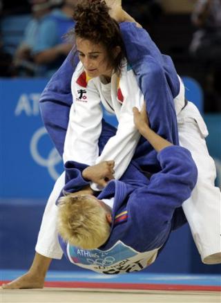 La española Isabel Fernández, actual campeona olímpica, perdió su primer combate del torneo de judo femenino de menos de 57 kilos de los Juegos de Atenas 2004 ante la alemana Yvonne Boenisch.
 	 La germana derrotó a la española por waza-ari.