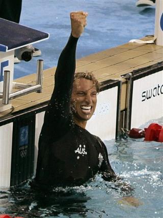 El australiano Ian Thorpe se proclamó campeón olímpico de los 200 metros libre, por delante del holandés Pieter van den Hoogenband, plata, y del estadounidense Michael Phelps, tercero.