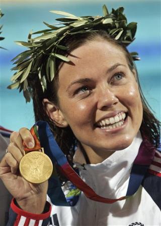 La estadounidense Natalie Coughlin ganó la medalla de oro de los 100 metros estilo espalda con un tiempo de un minuto 00.37 segundos, y agregó el título olímpico a la corona mundial que consiguió en el 2001.