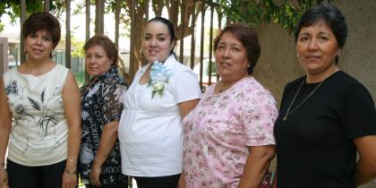 Susana de Arias en compañía de Ma. Luisa Luna, Yolanda Luna, Rosy Luna e Irma Luna, en la fiesta de regalos que le ofrecieron al bebé que espera.