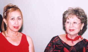 Delia Hamabata de Cabranes y Lilia Cabranes de Castro, hermana y mamá del novio, respectivamente.