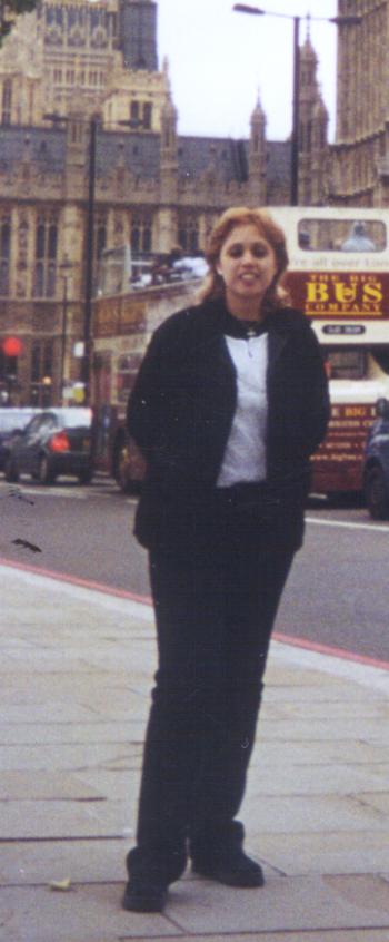 Norma Angélica Mireles Borjas, de paseo por las calles de Londres, Inglaterra, al fondo se observa el famoso Big Ben.