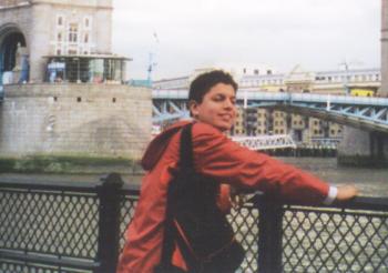 Pablo Isac saucedo Martínez en su más reciente viaje por la ciudad de Londres, Inglaterra, frente al London Brigde, observando el Río Támesis.