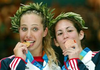 Estados Unidos, que nunca había ganado un oro olímpico en la esgrima, quebró el maleficio  cuando Mariel Zagunis conquistó una dorada y Sada Jacobsen otra de bronce, ambas en la competencia de sable. 


Zagunis derrotó en la final por 15-9 a la china Tan Xua, que se llevó la de plata en la modalidad que debutó en el programa olímpico. Jacobson quedó tercera gracias a su victoria 15-7 sobre la rumana Catalina Gheorghitoaia.