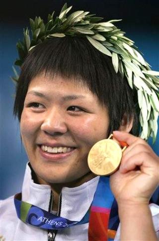 La japonesa Ayumi Tanimoto se quedó con la medalla dorada en judo que buscaba la campeona mundial argentina Daniela Krukower, quien sufrió una luxación cuando se medía precisamente con la japonesa en las semifinales y fue llevada a un hospital.