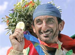 17 de agosto

Emiratos Arabes Unidos atrapó su primera medalla de oro en unos Juegos Olímpicos, cuando Ahmed Al Maktoum se consagró en la prueba de doble fosa del tiro. 


El tirador de 40 años, segundo en la clasificación mundial, llegó a la ronda final con una cómoda ventaja y el resto de los competidores se conformaron por luchar la plata y el bronce.