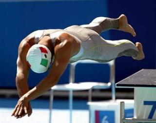 17 de agosto de 2004
El relevo mexicano de natación 4x200 finalizó en el sitio 15 de la prueba con un registro de , lo que le valió imponer nueva marca nacional en la fosa del Centro Acuático de los Juegos Olímpicos de Atenas 2004.