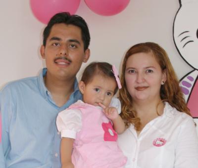  17 de Agosto

Stephany Paola López Aldana en compañía de sus papás, Julio César López González y Paola Aldana Torres, quienes le ofrecieron una agradable merienda con motivo de primer año de vida.