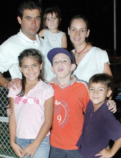 José Francisco Pérez Gavilán u Martha Valdés de P., con sus hijos Marijosé, José Francisco y Regina y Fernando Teja.