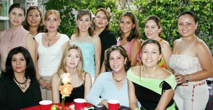  17 de Agosto 

Liliana Rodríguez Canales compartió gratos momentos, con algunas de las invitadas a la despedida de soltera que le ofrecieron por su cercana boda.