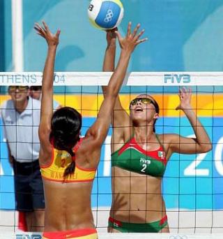 18 de agosto de 2004
La dupla mexicana de volybol de playa, integrada por Mayra García e Hilda Gaxiola, sufrió su tercera derrota consecutiva, ahora ante las australianas Summer Lochowicz y Kerry Pottharst, quienes ganaron en dos sets..