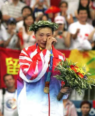 China ganó las dos primeras medallas de oro del bádminton de los Juegos Olímpicos con la victoria de la campeona mundial Zhang Ning en la final de sencillos femeninos y Zhang Jun y Gao Ling en los dobles mixtos.