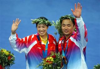 China ganó las dos primeras medallas de oro del bádminton con las victorias de la campeona mundial Zhang Ning en la final de sencillos femeninos y Zhang Jun y Gao Ling en los dobles mixtos.