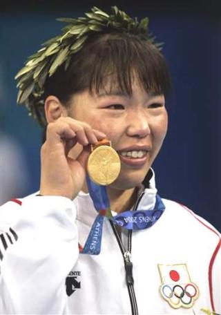 La japonesa Noriko Anno ganó la medalla de oro de la categoría 78 kilos en el torneo olímpico de judo, pero su compatriota Kosei Inoue, que esperaba repetir su triunfo de Sydney en los 100 kilos, quedó eliminado en cuartos de final.