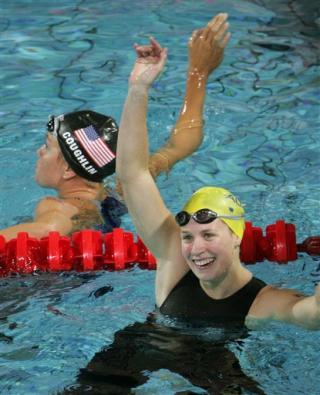 La australiana Jodie Henry ganó los 100 metros estilo libre e impidió una barrida de Estados Unidos en la natación olímpica. 

Henry cronometró 53.84 segundos y superó por 32 centésimas a la holandesa Inge de Bruijn, quien se quedó con la plata en 54.16.