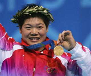 La china Liu Chunhong rompió su propio récord mundial en el arranque de la categoría 69 kilos al alzar 122.5 kilos durante su actuación en el torneo olímpico de levantamiento de pesas. 

Chunhong, de 19 años, había establecido la marca anterior de 122 kilos en el torneo mundial realizado en 2003 en Canadá.