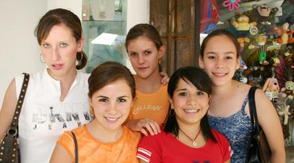 Ana Emilia Cárdenas, Paulina Izaguirre, Lucía Campa, Marala Giacomán y Sofi Ramos.