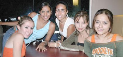 Paola Acosta, Betsy Hidalgo, Fanny Sanvicente, Érika Flores y Dulce Guerra.