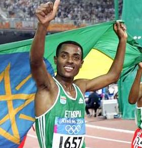 El etíope Kenenisa Bekele se alzó con la medalla de oro de los 10 mil metros en el atletismo olímpico y su compatriota Haile Gebrselassie hizo una triste despedida de esa distancia llegando muy rezagado.