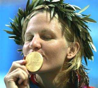 Kirsty Coventry le dio a Zimbawe su primera medalla dorada de los Juegos Olímpicos al triunfar en los 200 metros espalda en la natación, en 2:09.19 minutos.