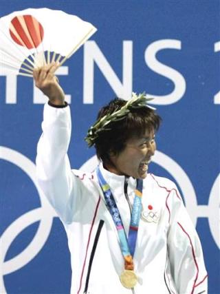 La japonesa Ai Shibata se alzó con la medalla olímpica de oro en los 800 metros espalda , con un tiempo de 8:24.54. 

La francesa Laure Manaudou se llevó la plata en 8:24.96 y la estadounidense Diana Munz el bronce en 8:26.61.